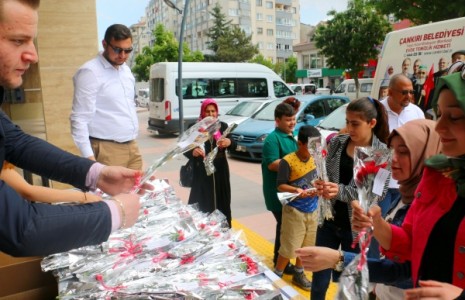 Çankırı Belediyesi Miraç Kandili'ni Karanfillerle Kutladı