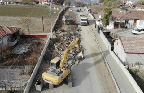 Belediye Ekiplerinden Şehrin Farklı Noktalarında Tempolu Çalışma