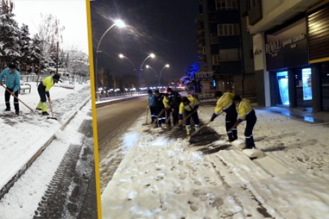 Belediye Ekiplerinden Gece Gündüz Kar Mesaisi