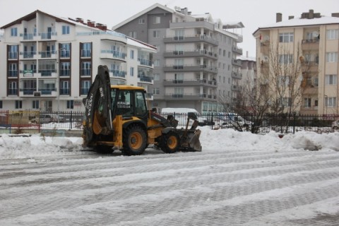 Okul Bahçelerinde Biriken Karlar Temizlendi