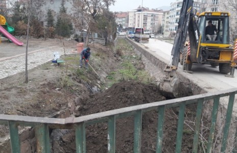 Yağmur Suyu Menfezleri Temizleniyor