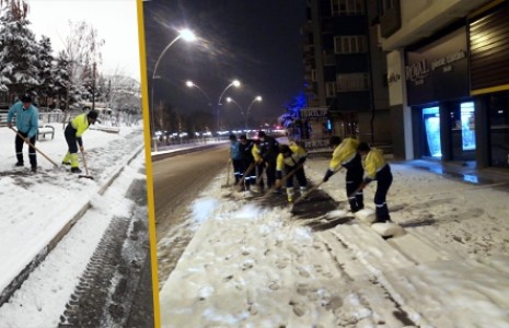 Belediye Ekiplerinden Gece Gündüz Kar Mesaisi