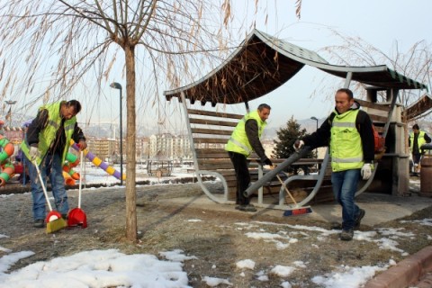 Parklarda Bakım ve Onarım Çalışmaları Başladı