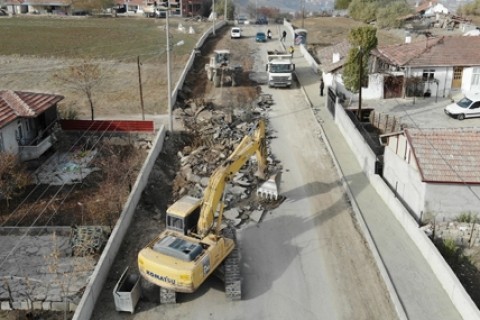 Belediye Ekiplerinden Şehrin Farklı Noktalarında Tempolu Çalışma