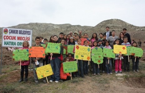 Belediye Çocuk Meclisi 3000 Fidanı Toprakla Buluşturdu