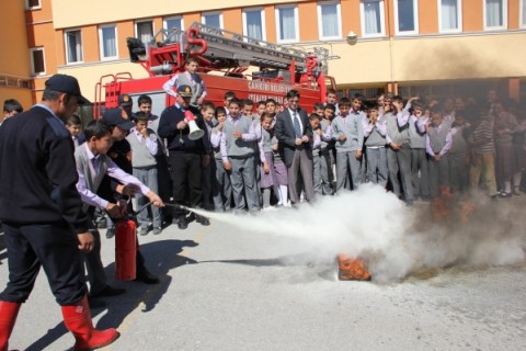 İtfaiye Müdürlüğü'nden Yangınlara Karşı Müdahele Eğitimi