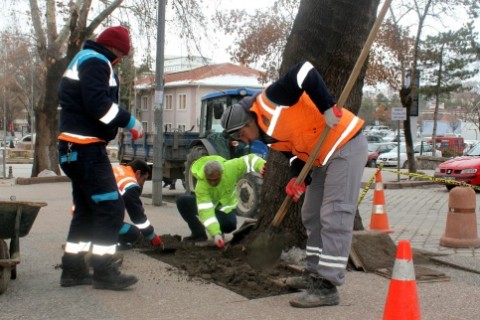 Kardan Bozulan Yol ve Kaldırımlar Onarılıyor