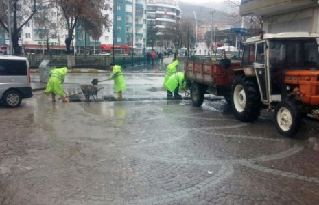 Belediye Yağmur Suyu Izgaralarını Temizliyor