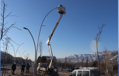 Şehir Geçişi Yol Aydınlatma Direkleri ve Lambaları Bakıma Alındı