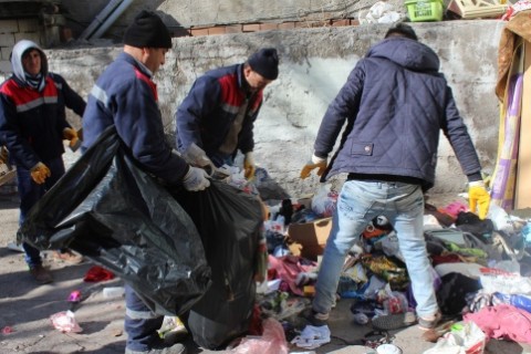 Belediye Ekipleri Çöp Evi Temizledi