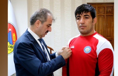 Başkan Dinç’ten Türkiye Şampiyonu Güreşçisinden Anlamlı İstek