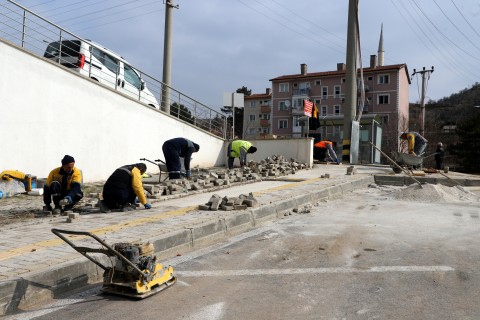  Belediye Ekipleri Karda Zarar Gören Yolları Bakıma Aldı