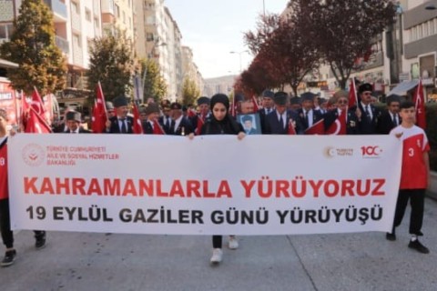 Çankırılı Gaziler “Kahramanlarla Yürüyoruz” Sloganı ile Yürüdü