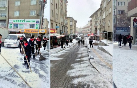 Yol ve Kaldırımlar Kardan Arındırılıyor