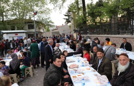 Hayırsever Vatandaşlar İftar Sofrasının Masraflarını Karşılayabilecek