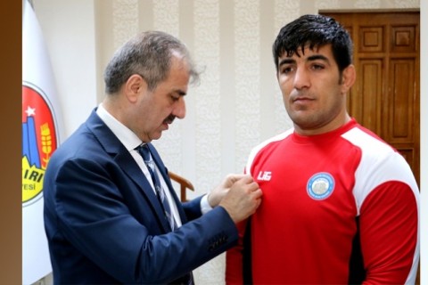 Başkan Dinç’ten Türkiye Şampiyonu Güreşçisinden Anlamlı İstek