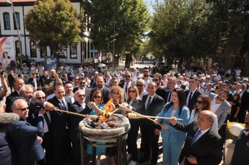 Festival Ateşi Yüzlerce Kişinin Katıldığı Kortejde 3. Kez Yakıldı