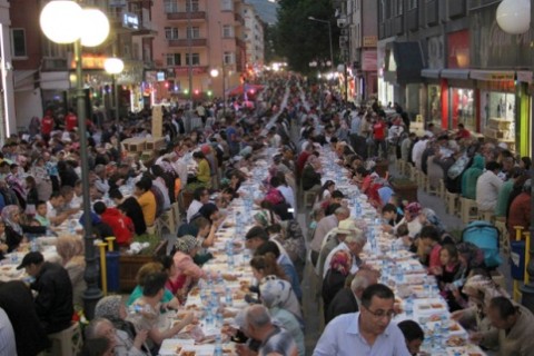 Necip Fazıl Kısakürek Caddesi Ramazan Misafirleri ile Doldu Taştı