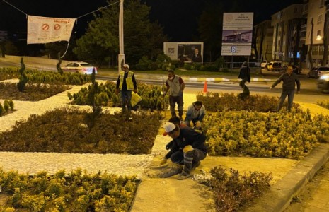 Park ve Bahçelerden Gece Mesaisi