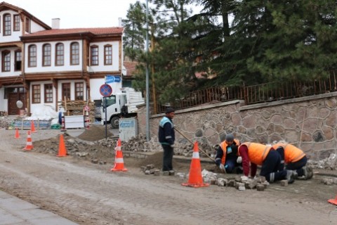 Bozulan Yol ve Kaldırımlar Yenileniyor