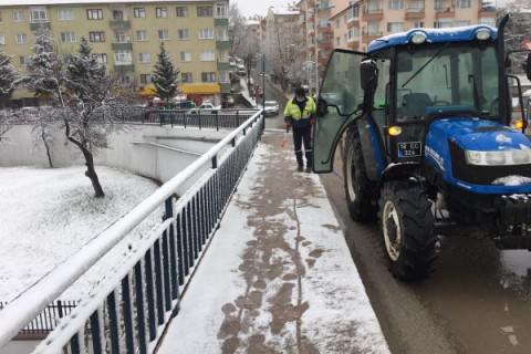 Belediye Ekipleri Buzlanmaya Karşı Solüsyon Uyguladı