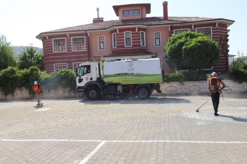 Çankırı Belediyesi Okul Bahçelerini Temizliyor