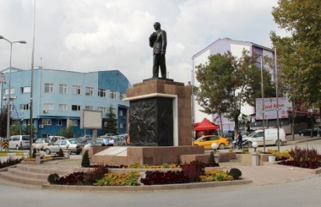 Atatürk Anıtı Bal Mumu ile Kaplandı