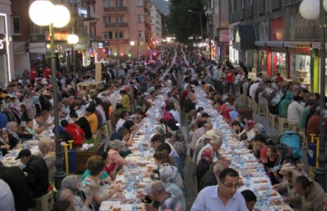 Necip Fazıl Kısakürek Caddesi Ramazan Misafirleri ile Doldu Taştı