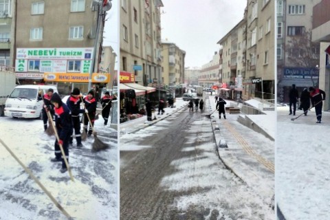 Yol ve Kaldırımlar Kardan Arındırılıyor