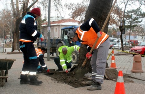 Kardan Bozulan Yol ve Kaldırımlar Onarılıyor