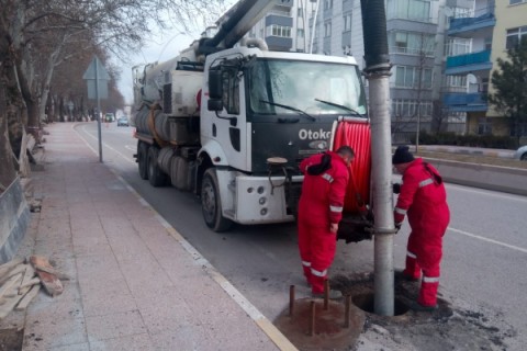 Çankırı Belediyesi Atık Su Kolektör Hatlarını Temizliyor