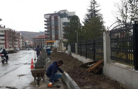 Parke ve Kaldırım Tamiratlarına Devam