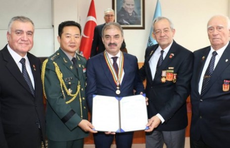 Başkan Dinç, Kore Gazisi Babasının Övünç Madalyasını Aldı