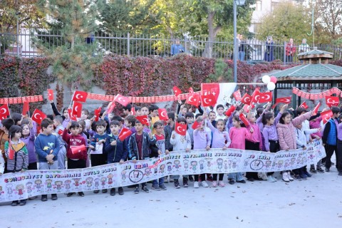 Çankırı’da Çocuklar Cumhuriyet Resmini Birlikte Boyadı