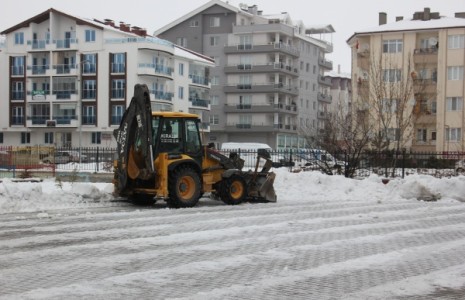 Okul Bahçelerinde Biriken Karlar Temizlendi