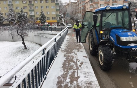 Belediye Ekipleri Buzlanmaya Karşı Solüsyon Uyguladı