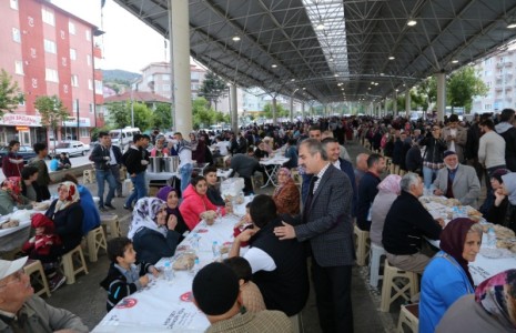 Belediyenin İftar Sofrasına 5 Bin Kişi Katıldı