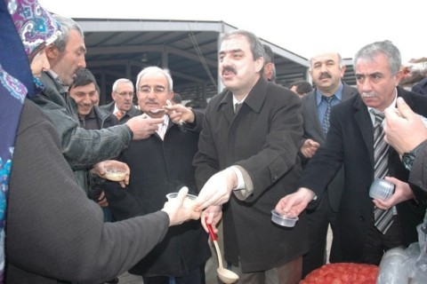 Belediye Başkanımız İrfan Dinç Aşure Dağıttı