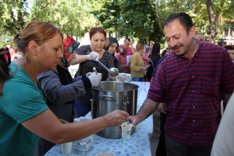 Belediye Çocuk Akademisinden Vatandaşa Aşure İkramı