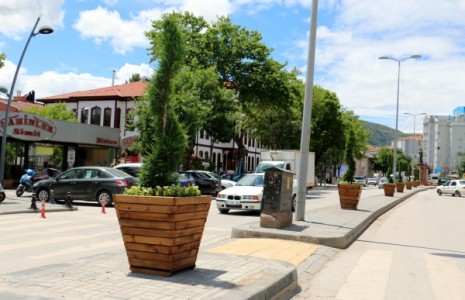 Dekoratif Ahşap Saksılar Şehir Merkezini Süsledi