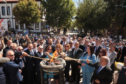 Festival Ateşi Yüzlerce Kişinin Katıldığı Kortejde 3. Kez Yakıldı